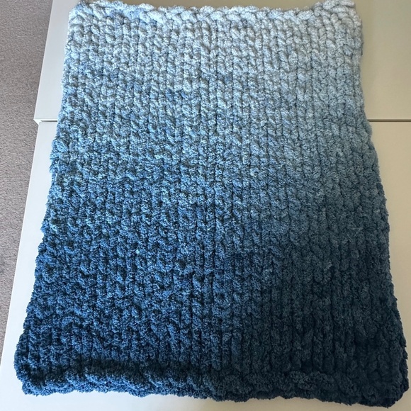 Gradient Ombre Chunky Knit Baby Toddler Pet Blanket - Fluffy and Soft Hand Knit - Picture 4 of 9